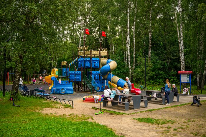 Детская площадка на набережной озера Дивное в парке «Заря» в Балашихе