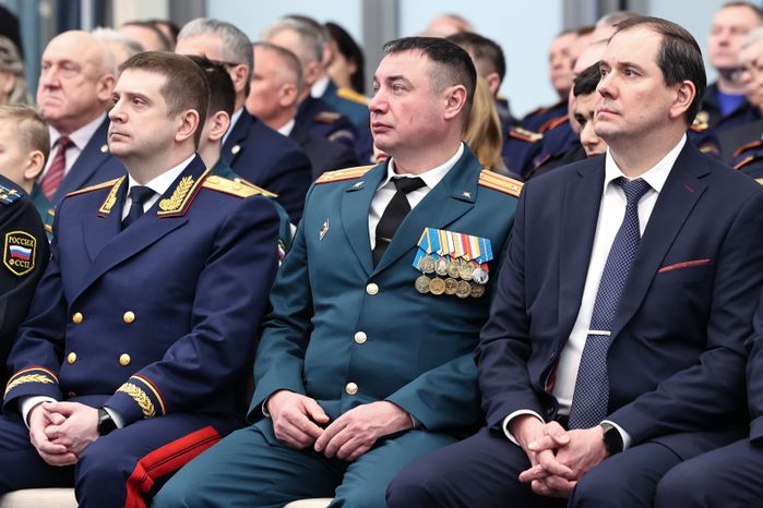 Сотрудников МЧС поздравили с Днем спасателя и 35-летием ведомства