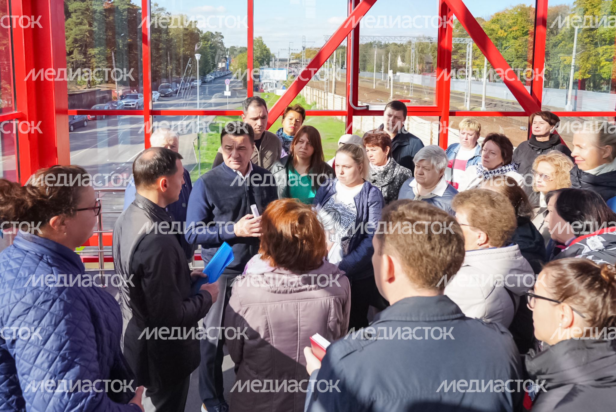 Посещение нового надземного перехода у ж/д станции Удельная в Раменском округе Губернатором Подмосковья