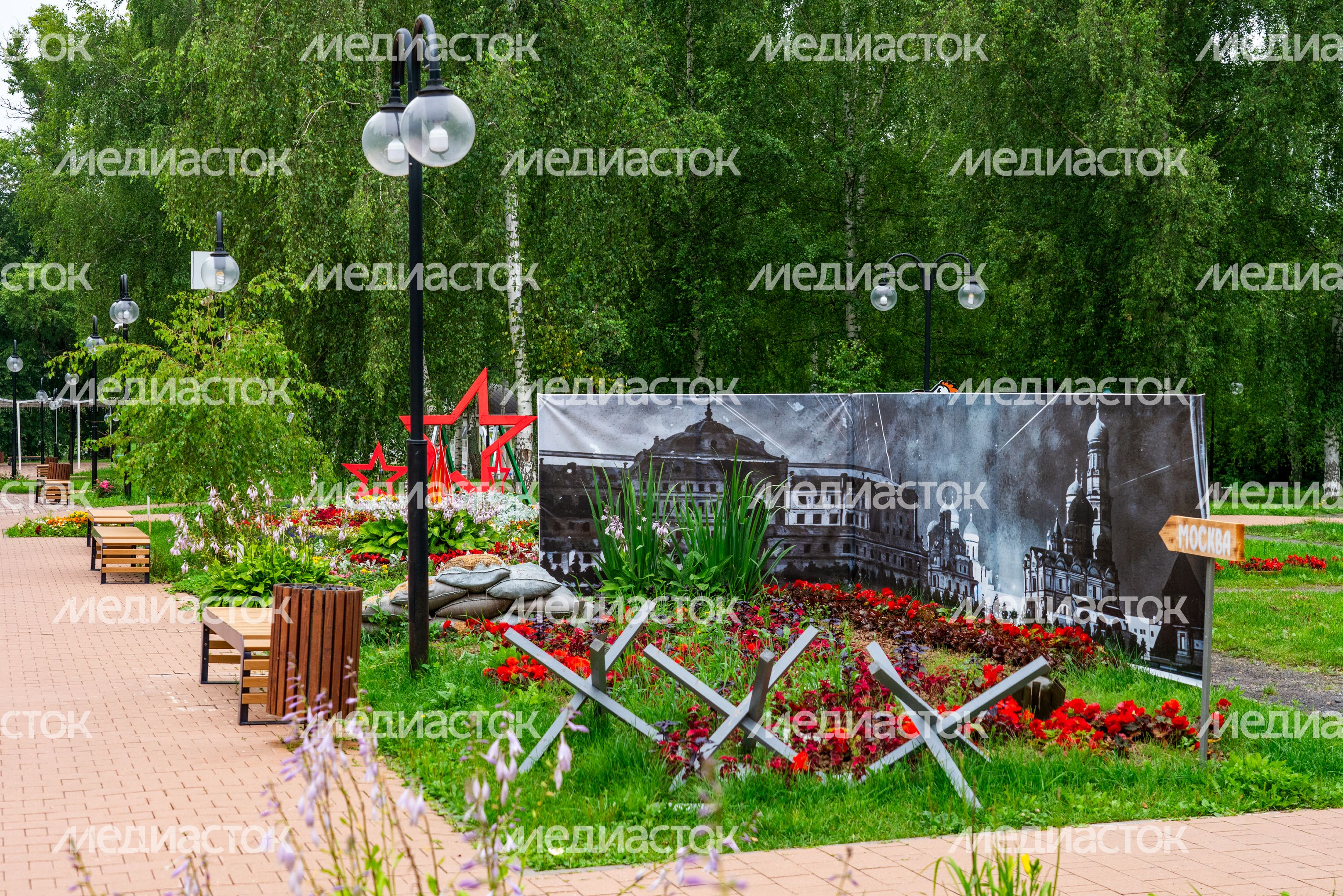 Клумба посвящена городу-герою Москва на фестивале флористики и дизайна «Вальс цветов» в Сестрорецком парке города Клин Клумба посвящена городу-герою Москва на фестивале флористики и дизайна «Вальс цветов» в Сестрорецком парке города Клин
