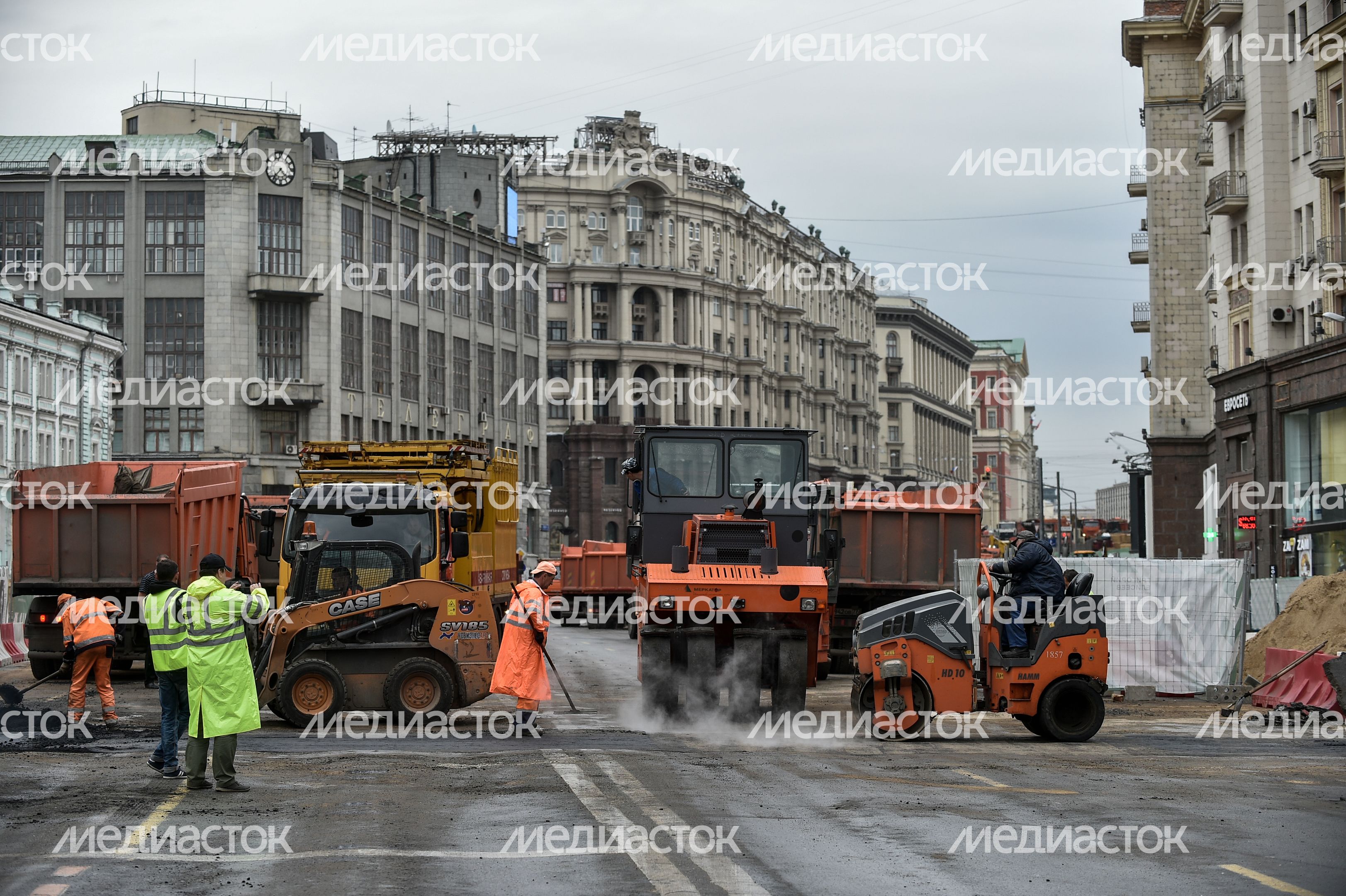 Дорожные работы на Тверской улице в Москве