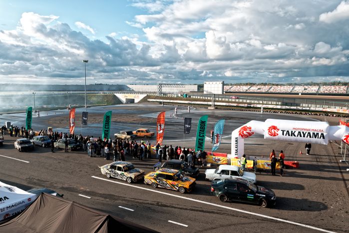 Дрифт-гонка автомобилей по автодрому Moscow Raceway на фестивале «Дрифт Экспо» в Волоколамске