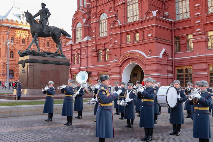 Волонтеры и герои СВО возложили цветы к Вечному огню у кремлевской стены