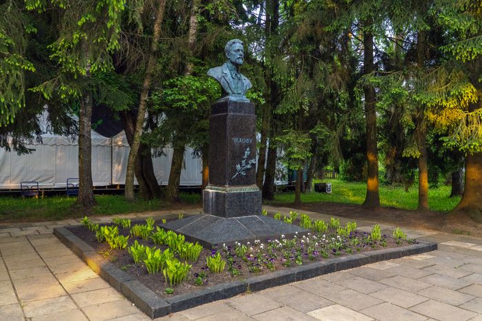 Памятник писателю А.П. Чехову в музее-заповеднике А.П. Чехова «Мелихово» 2026