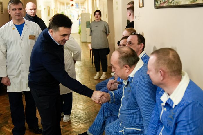 Андрей Воробьев навестил бойцов в военном госпитале под Солнечногорском