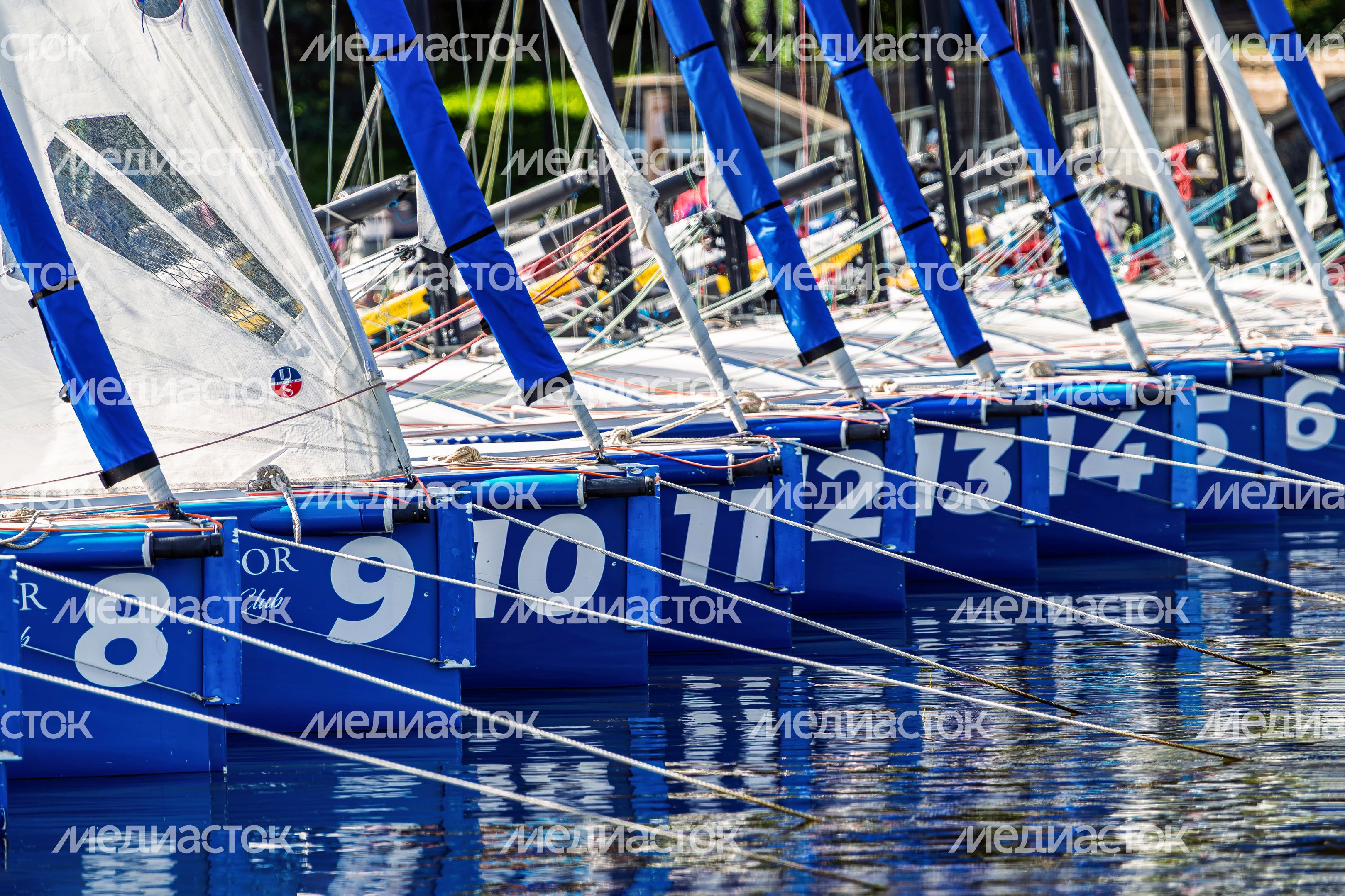 Яхты на причале яхт-клуба Tenzor Sailing Club в Мытищах на берегу Пестовского водохранилища Яхты на причале яхт-клуба Tenzor Sailing Club в Мытищах на берегу Пестовского водохранилища