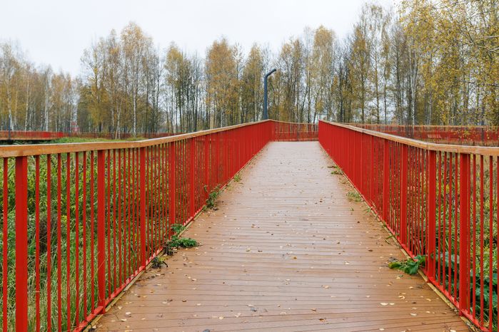 Пешеходный мост через реку в городском парке культуры и отдыха г. Ивантеевка осенью