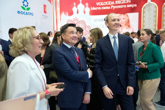 Дмитрий Григоренко посетил подмосковный стенд на ПМЭФ-2026