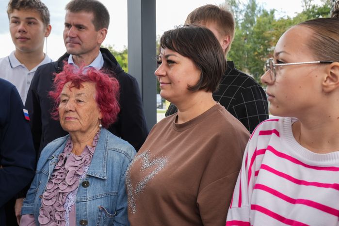Жители Егорьевска в обновленном сквере "60 лет Победы"