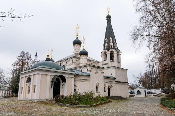 Церковь Спаса Нерукотворного Образа в Долгопрудном осенью