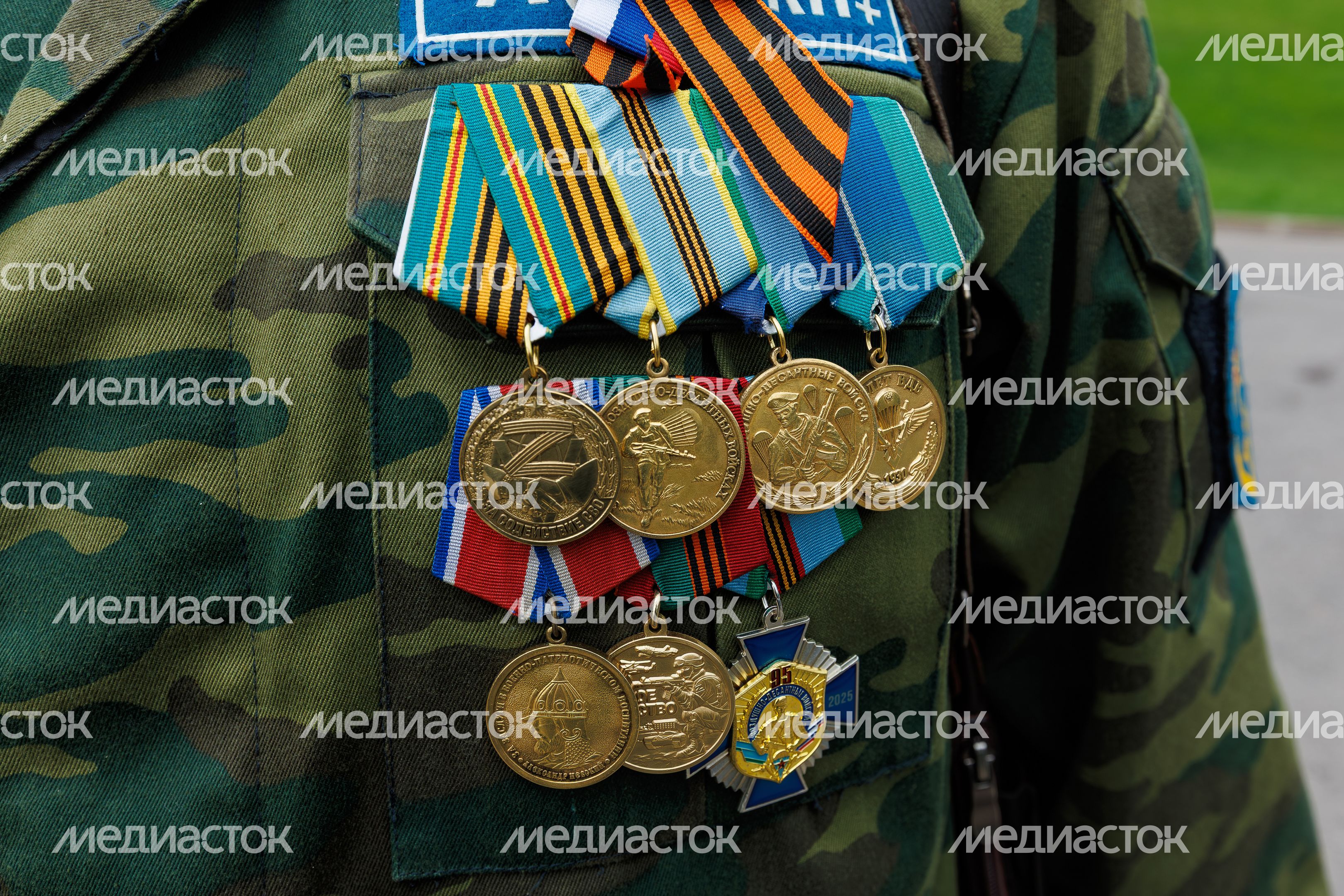 Медали на груди ветерана боевых действий в День Победы Медали на груди ветерана боевых действий в День Победы