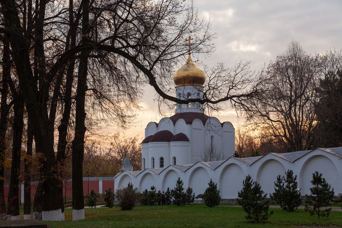 Осенний закат над Николо-Угрешским монастырем города Дзержинский округа Люберцы