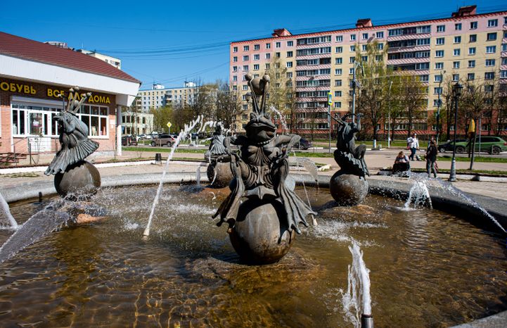 Весенние виды фонтана «Ожидание» в городе Дмитров