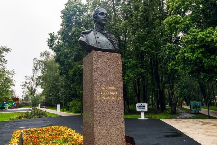 Бюст писателя Михаила Лермонтова в городском парке культуры и отдыха Солнечногорска
