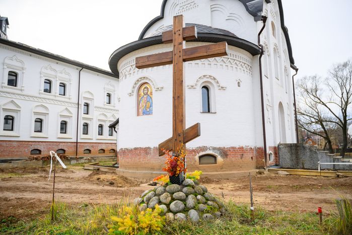 Церковь Иоанна Кронштадтского в микрорайоне Белые Столбы города Домодедово осенью