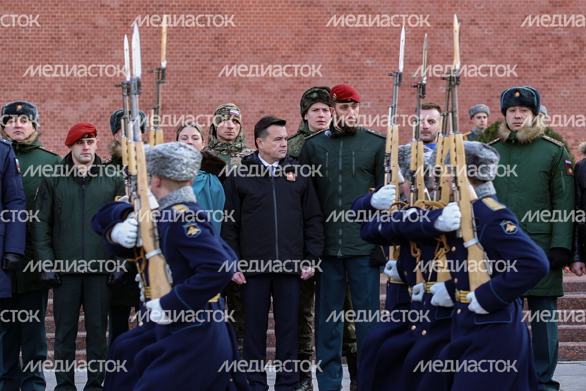Андрей Воробьев возложил цветы к Вечному огню вместе с героями СВО и волонтерами Андрей Воробьев возложил цветы к Вечному огню вместе с героями СВО и волонтерами