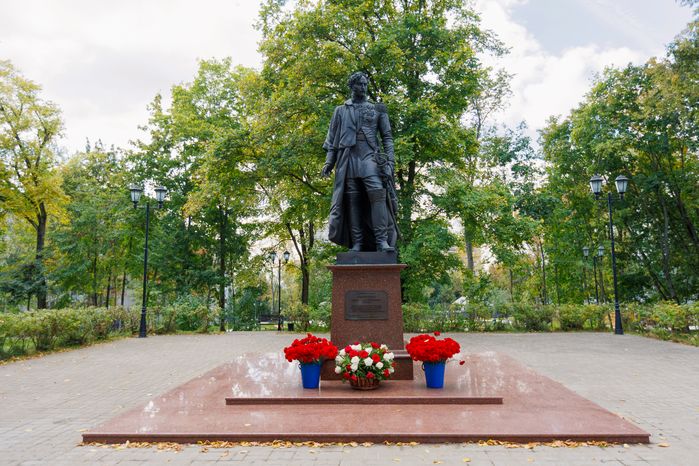 Памятник Герою Отечественной войны 1812 года князю Чернышову в сквере на территории усадьбы Лыткарино