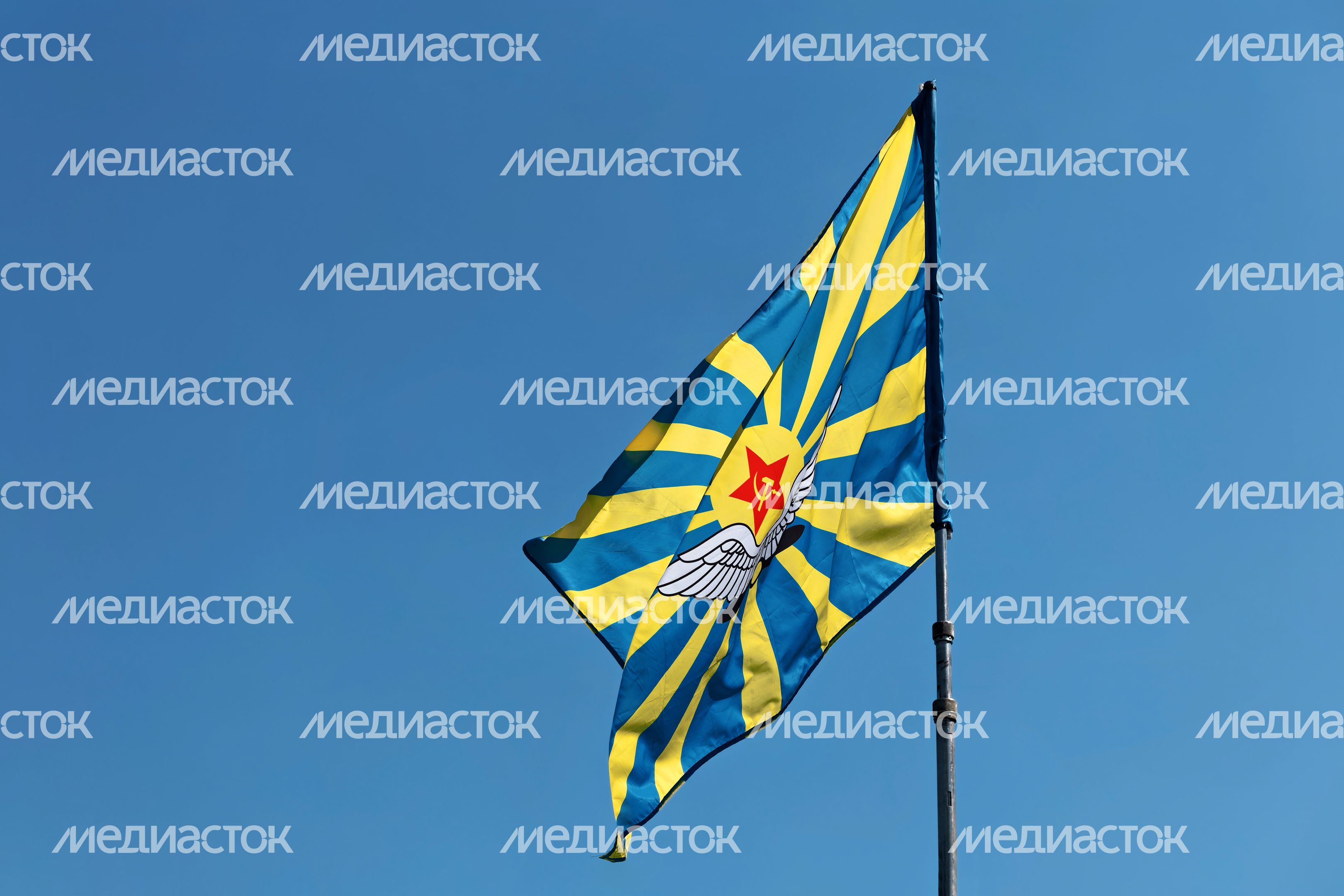 Флаг ВВС России в аэроклубе ветеранов воинской службы в Кубинке Одинцовского округа Флаг ВВС России в аэроклубе ветеранов воинской службы в Кубинке Одинцовского округа