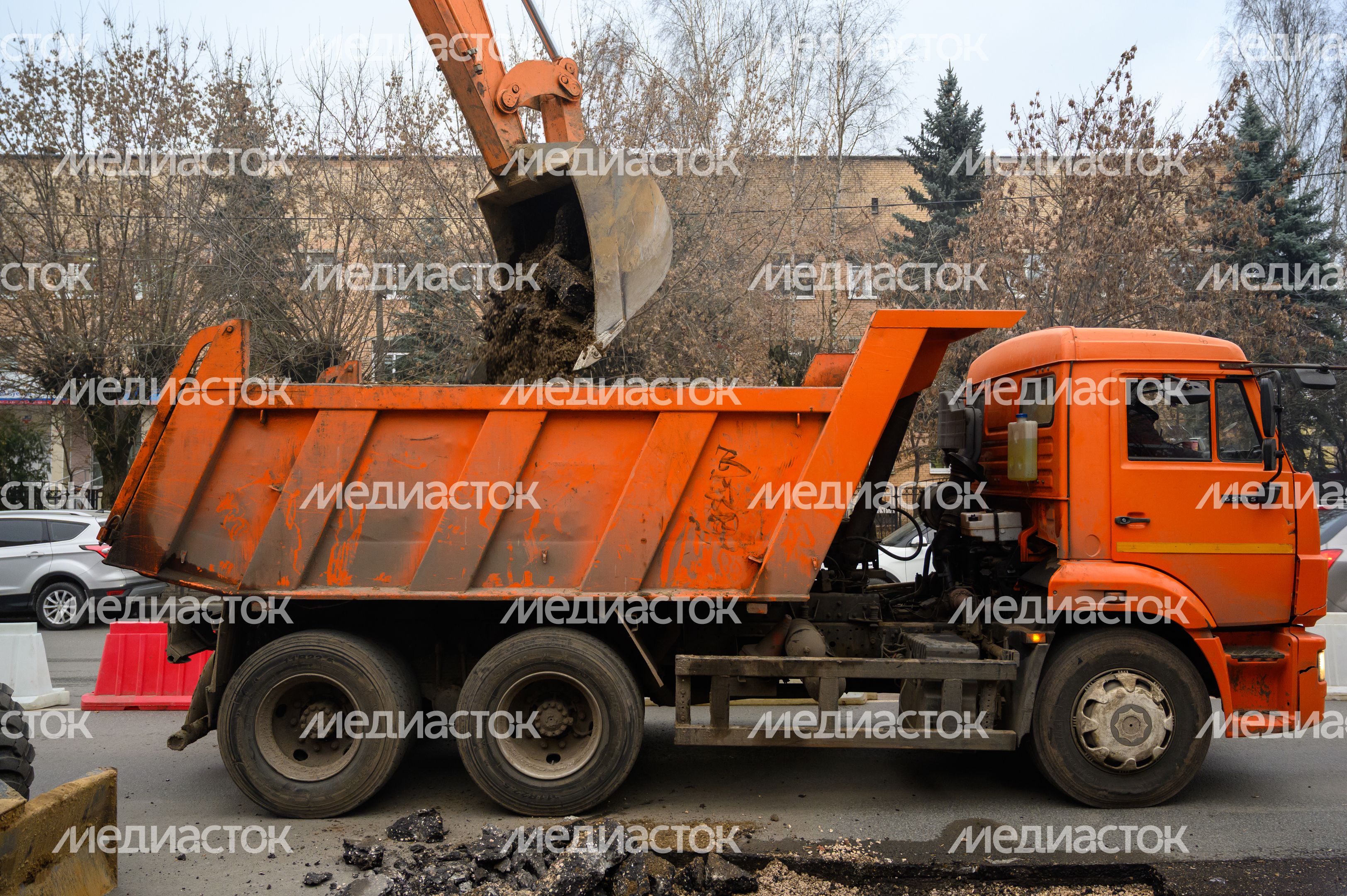 Рабочие Мособлводоканала укладывают асфальт в Орехово-Зуево после ремонта водопровода Рабочие Мособлводоканала укладывают асфальт в Орехово-Зуево после ремонта водопровода