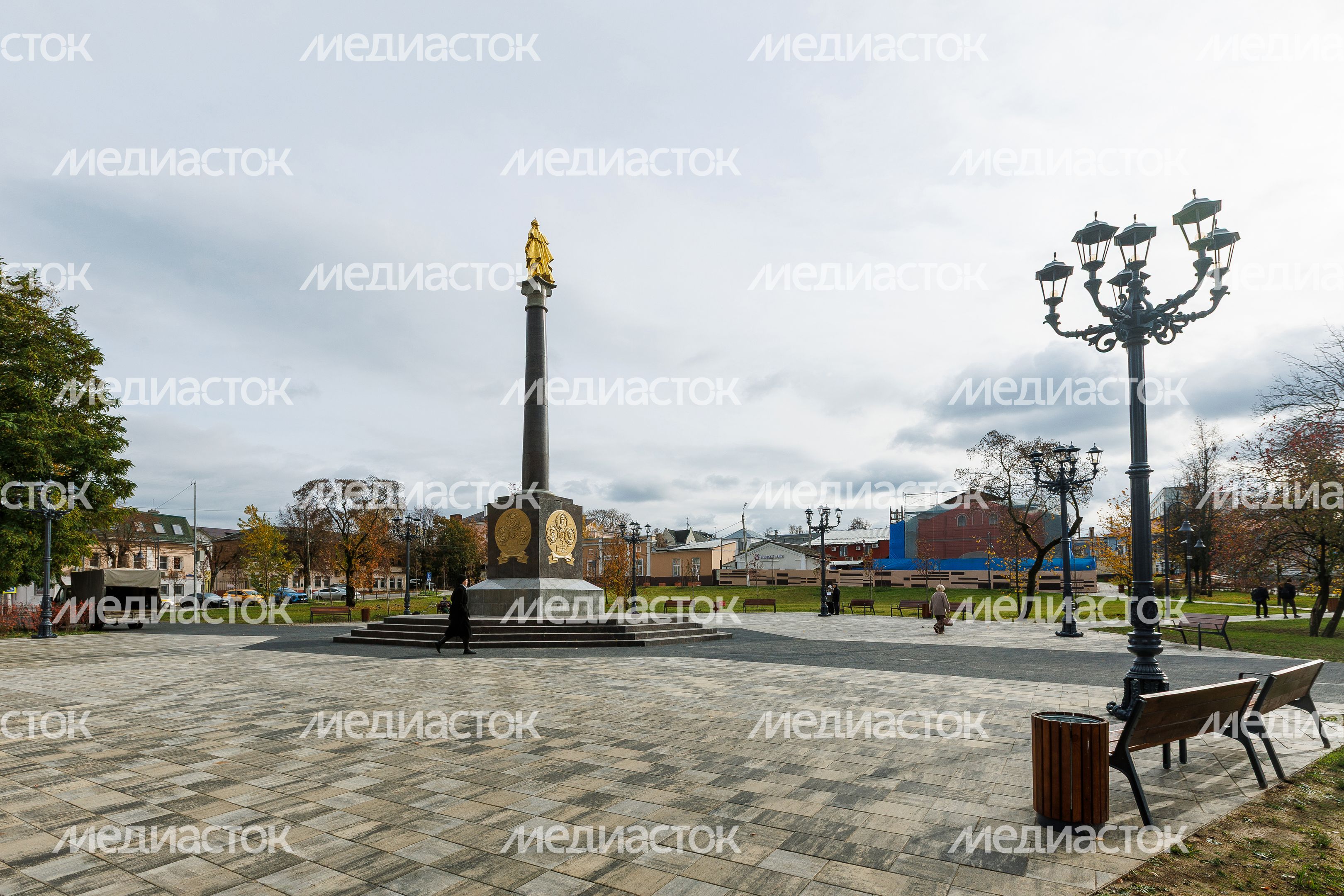 Памятник Екатерине II в Ногинске осенью