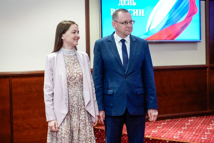 Андрей Воробьев вручил награды Дарье и Сергею Корнюшиным