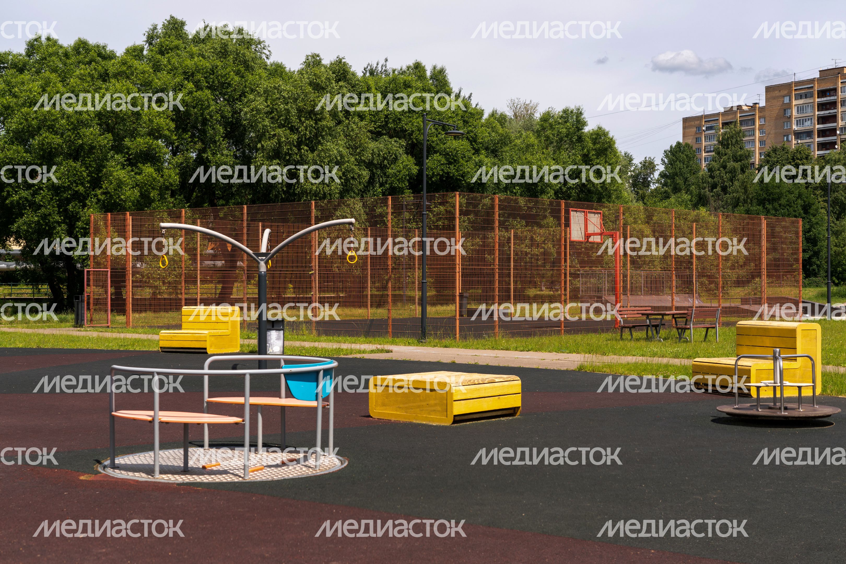 Парк у набережной реки Песочной в Истре