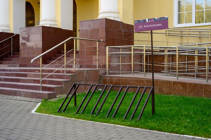 Велопарковка у Культурно-просветительского центра «Дубровицы» в Подольске