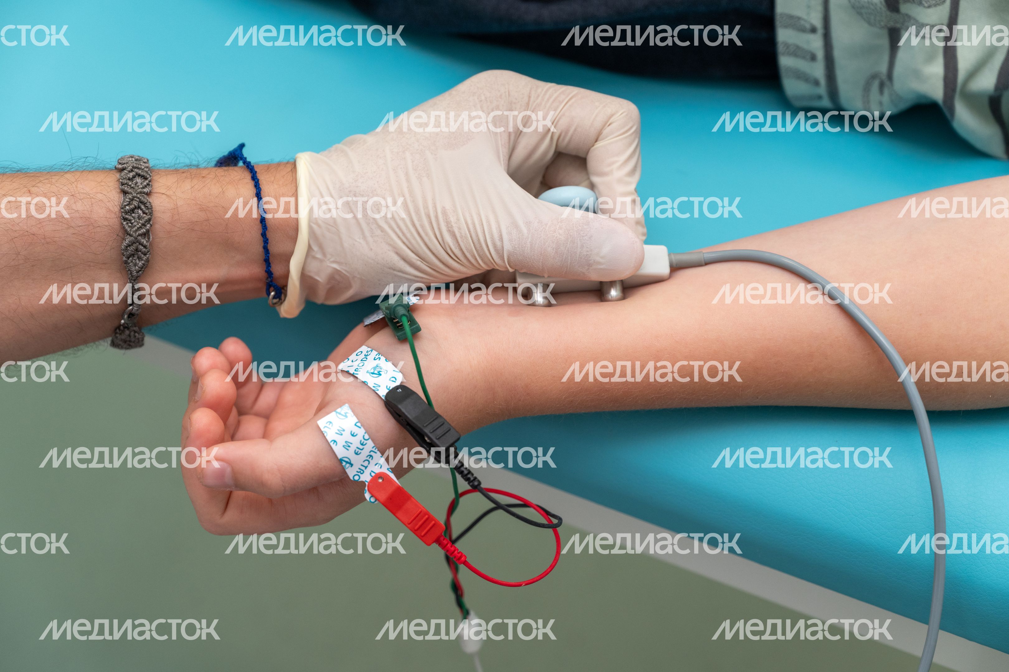 Ребенку проводят исследование в отделении функциональной диагностики Детского клинического центра им. Л.М. Рошаля