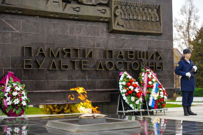 Андрей Воробьев, Николай Патрушев и Игорь Щёголев возложили цветы к Вечному огню в Коломне