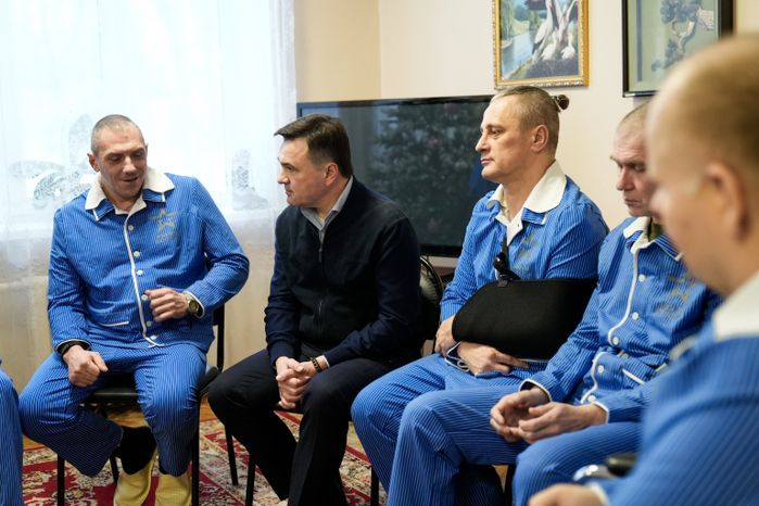 Андрей Воробьев навестил бойцов в военном госпитале под Солнечногорском
