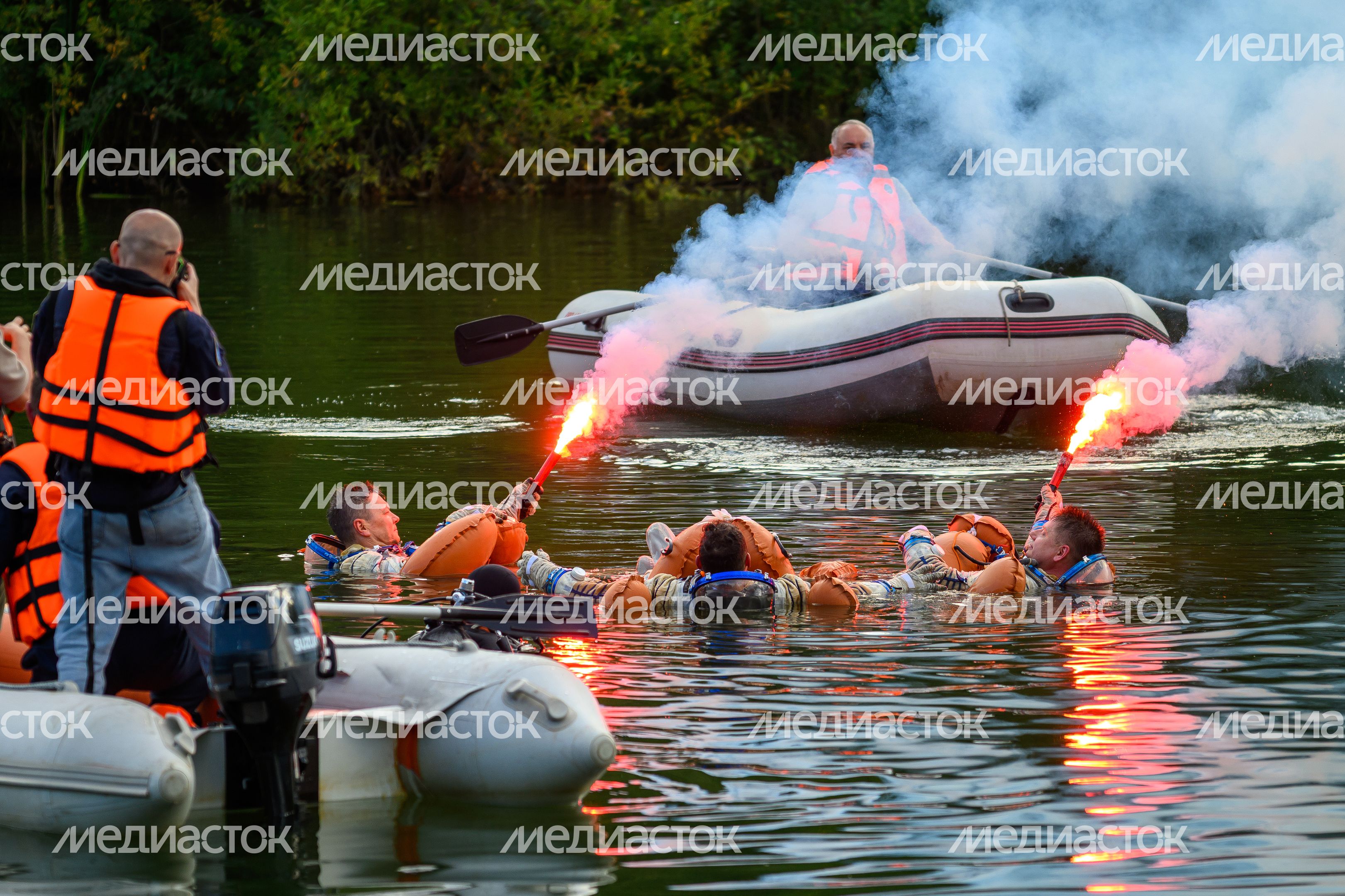 Тренировка космонавтов по действиям после посадки на водную поверхность в Ногинском спасательном центре МЧС России