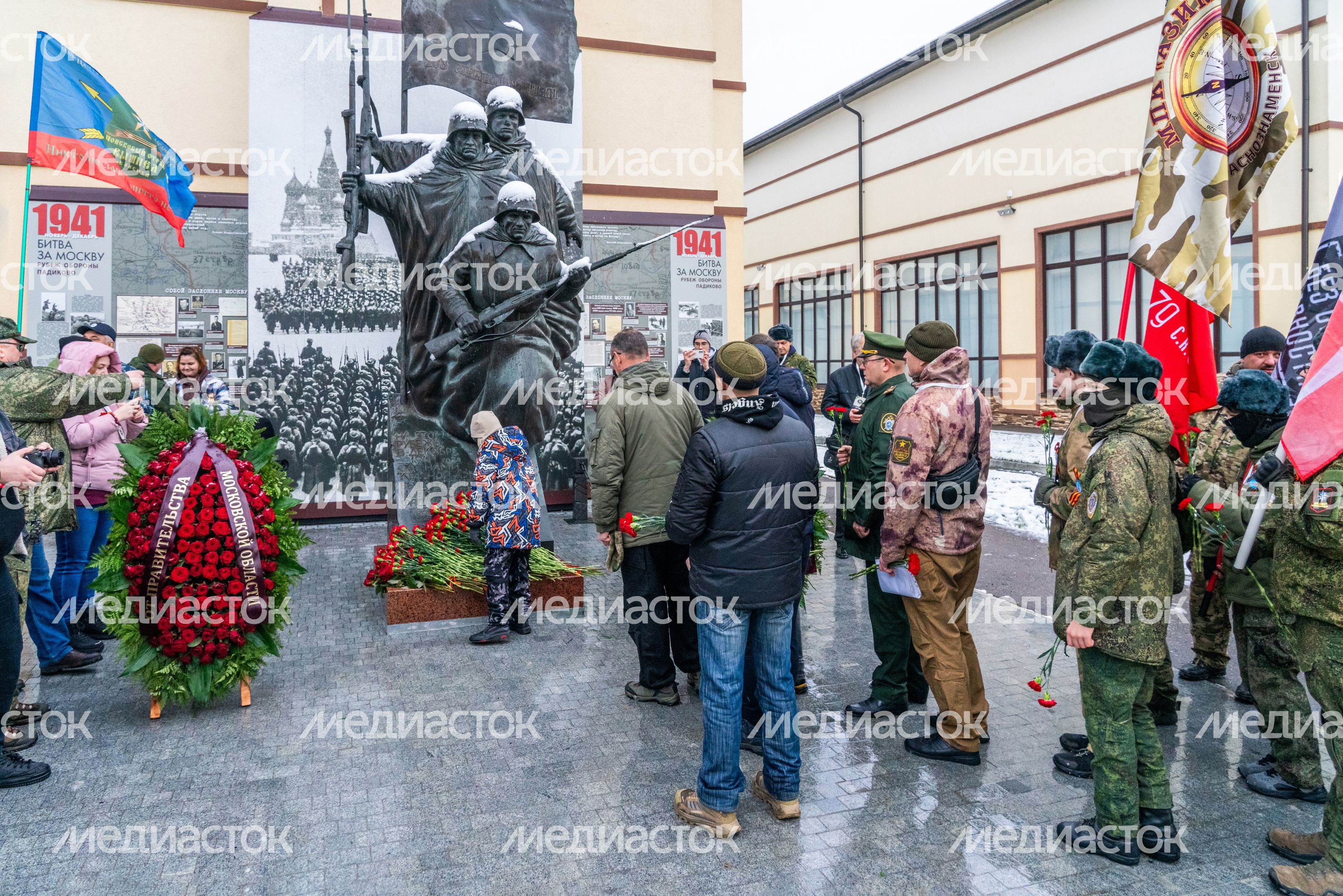 Возложение цветов к памятнику воинам Красной Армии на закрытии поискового сезона «Вахта памяти-2025» в Истре Возложение цветов к памятнику воинам Красной Армии на закрытии поискового сезона «Вахта памяти-2025» в Истре
