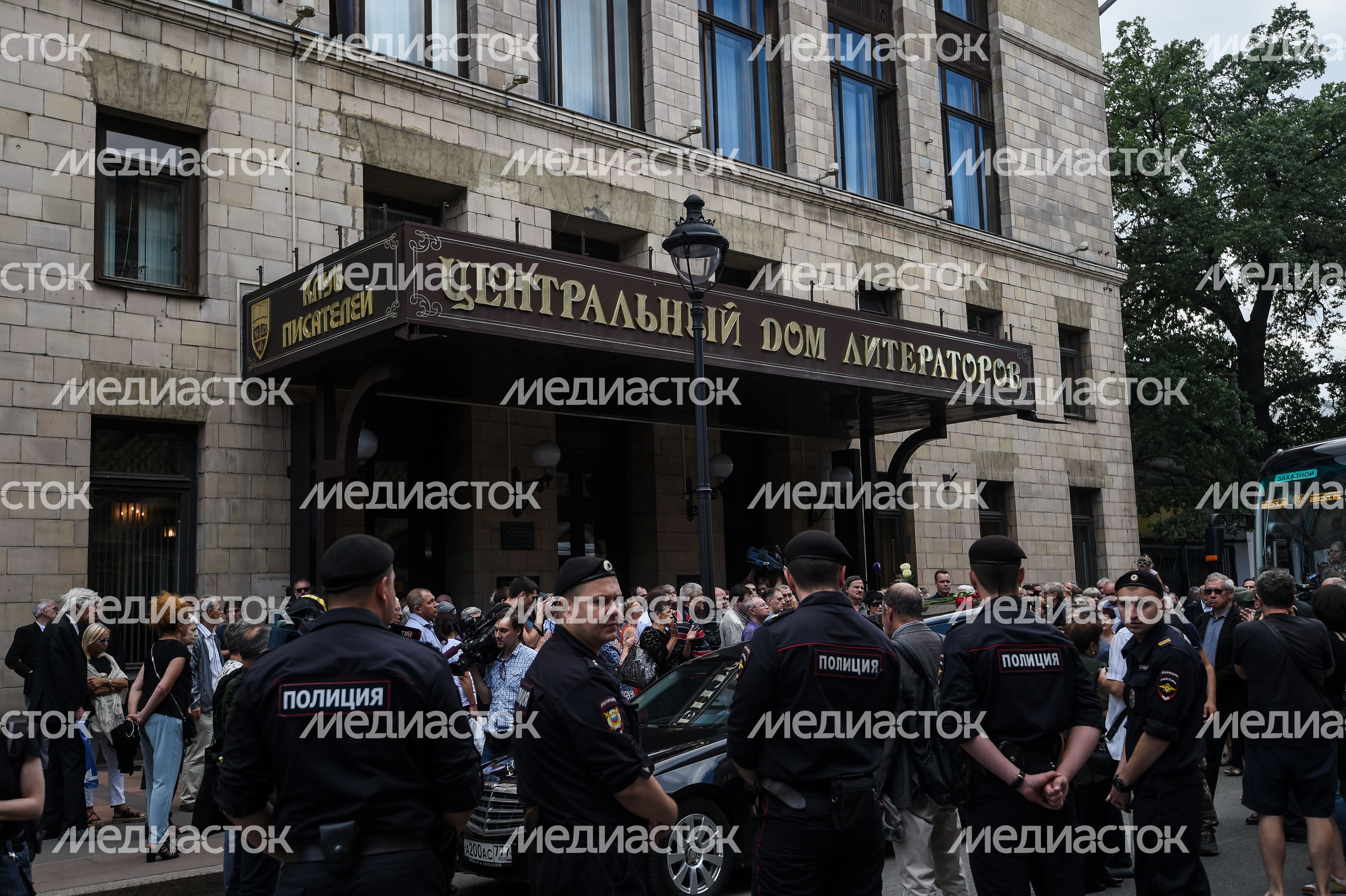 Церемония прощания с писателем Владимиром Войновичем в Москве Церемония прощания с писателем Владимиром Войновичем в Москве
