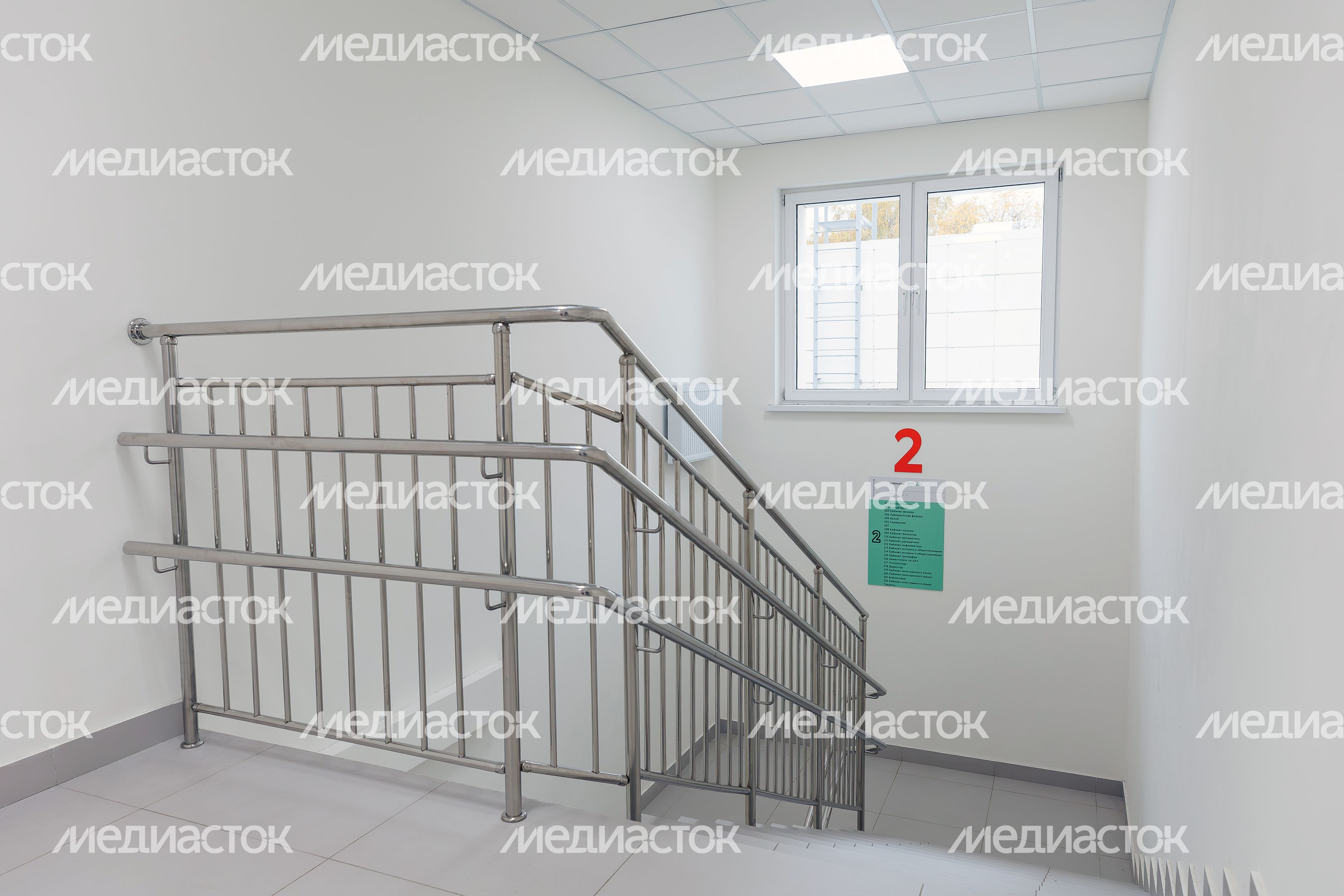 Лестница в средней школе №13 в Королеве после капитального ремонта Лестница в средней школе №13 в Королеве после капитального ремонта