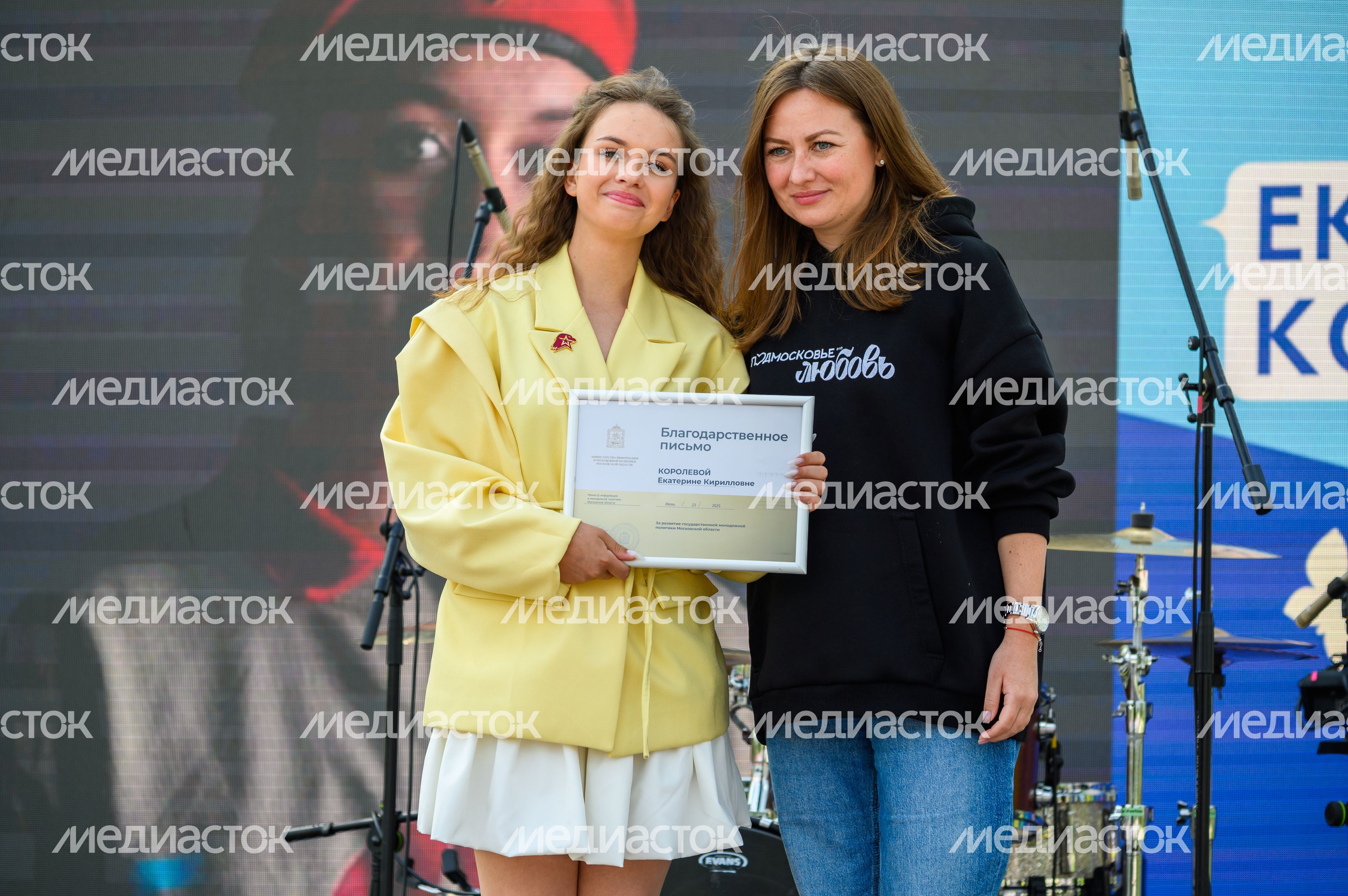 Замминистра информации и молодежной политики Ольга Гребенщикова наградила самых активных представителей молодежи Замминистра информации и молодежной политики Ольга Гребенщикова наградила самых активных представителей молодежи