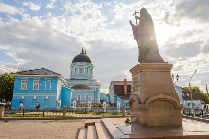 Памятник Патриарху Пимену