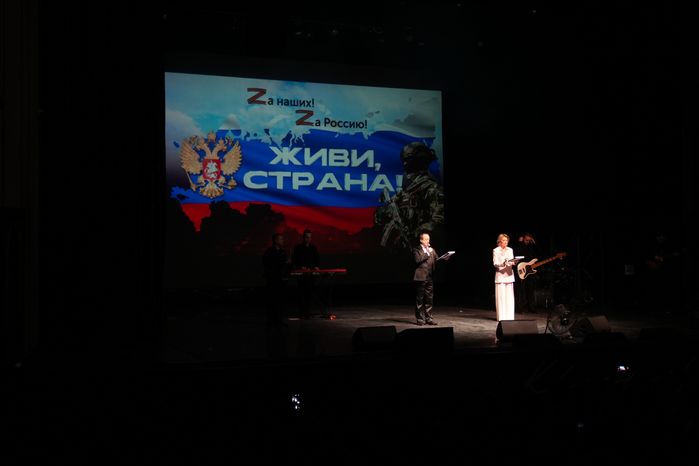 Алиса Мон выступила на концерте "Живи, страна!" в Красногорске