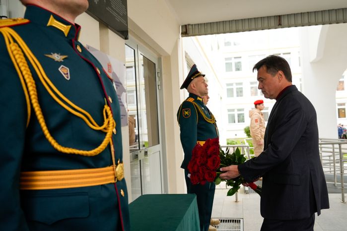Андрей Воробьев открыл в Подольске мемориальную доску Героя РФ Артема Щукина