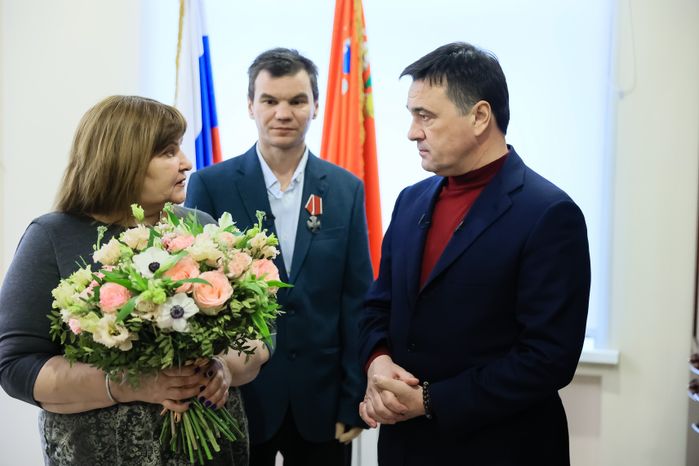 Вручение Губернатором Ордена Мужества добровольцу из Подольска