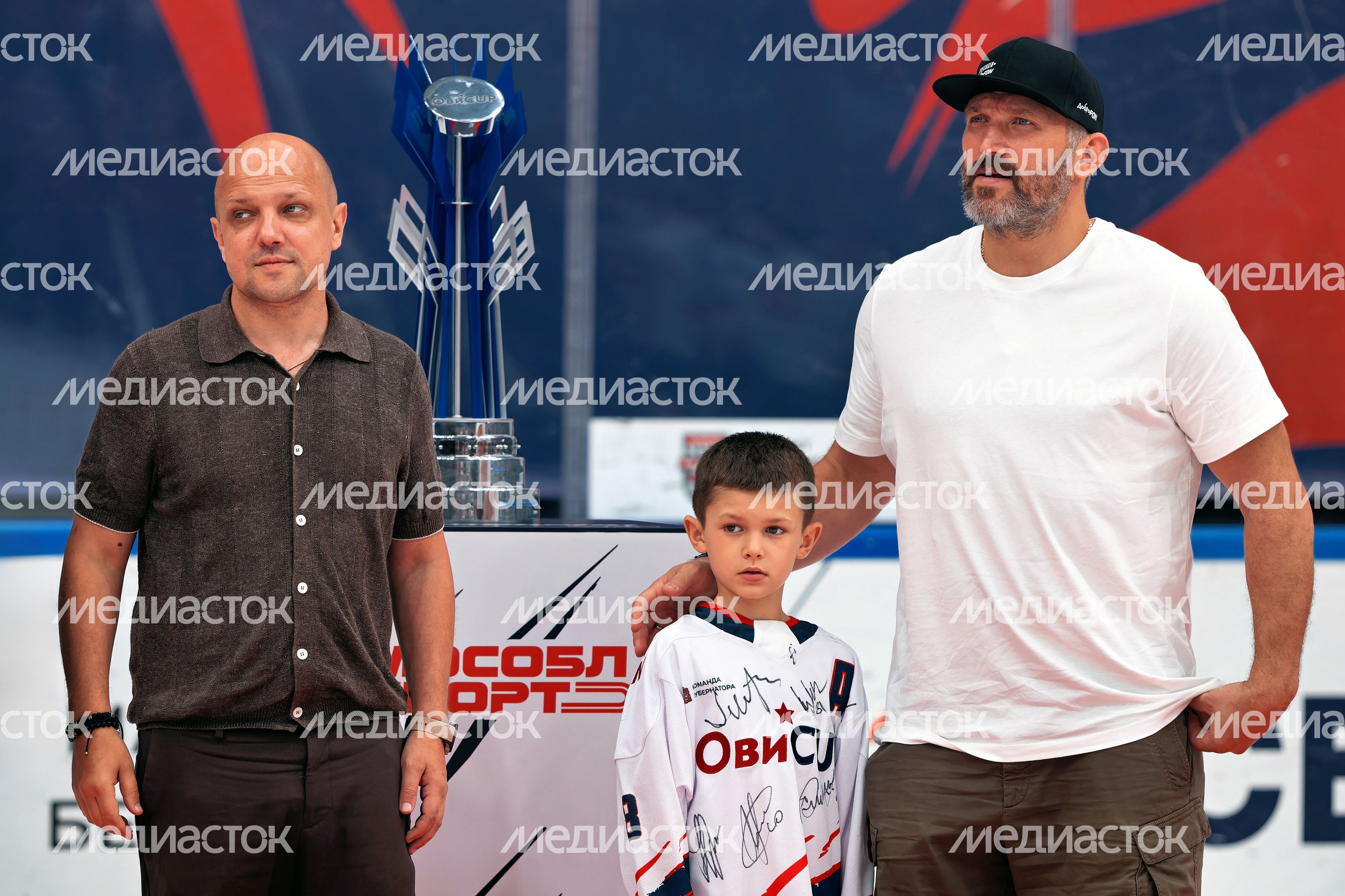 Александр Овечкин с сыном наградил победителей детско-юношеского турнира по хоккею «ОВИCUP-2026»