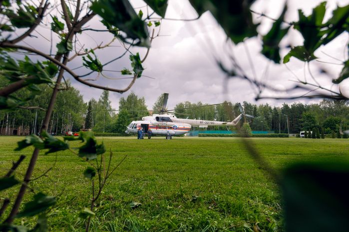 Вертолет МЧС России на тренировке спасательной операции космонавтов в Звездном городке
