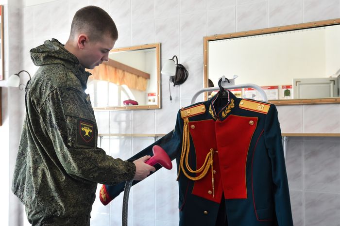 Подготовка военнослужащих отдельного комендантского Преображенского полка к военному параду на Красной площади