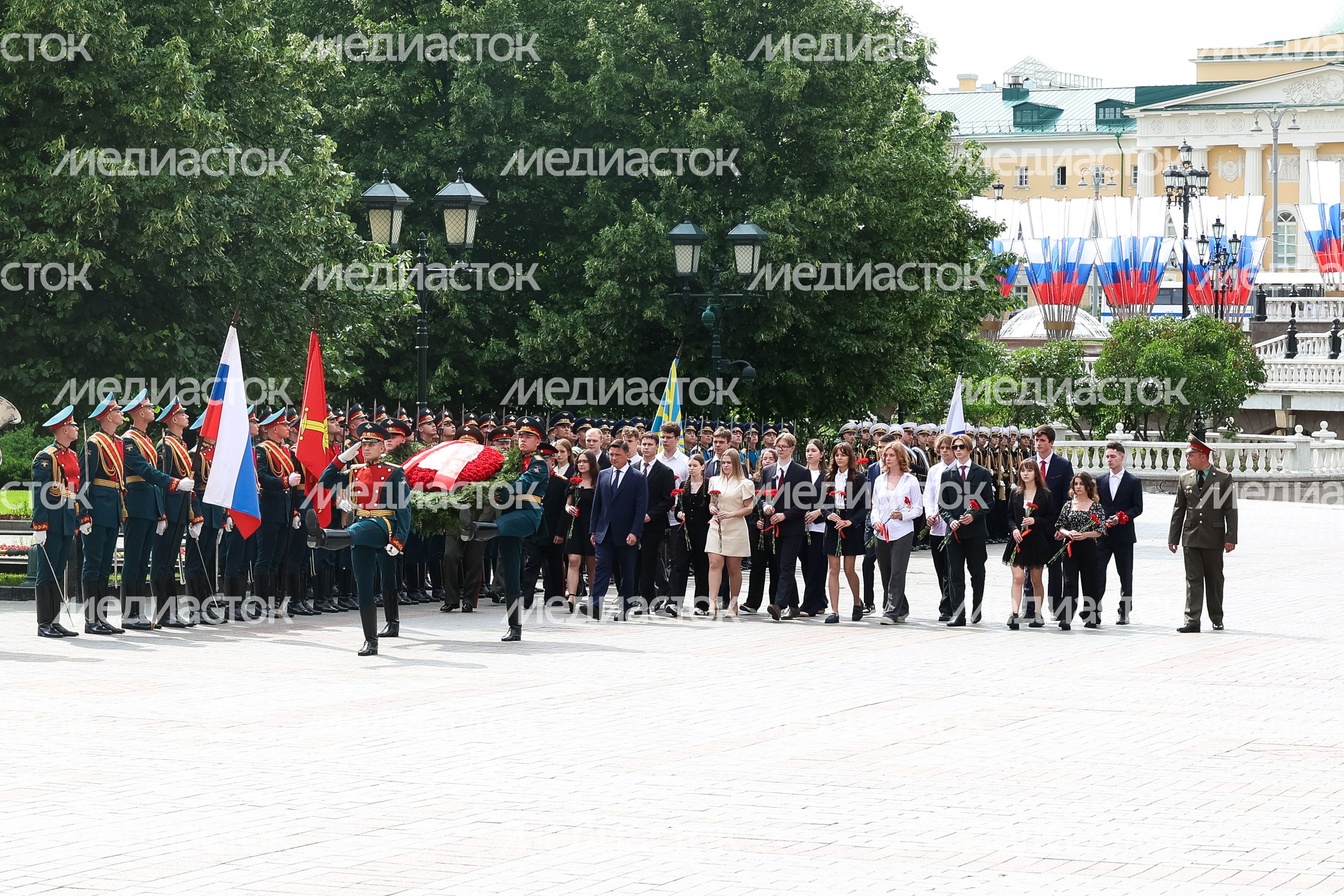 Андрей Воробьев с выпускниками подмосковных школ возложил венок и цветы в Александровском саду Андрей Воробьев с выпускниками подмосковных школ возложил венок и цветы в Александровском саду
