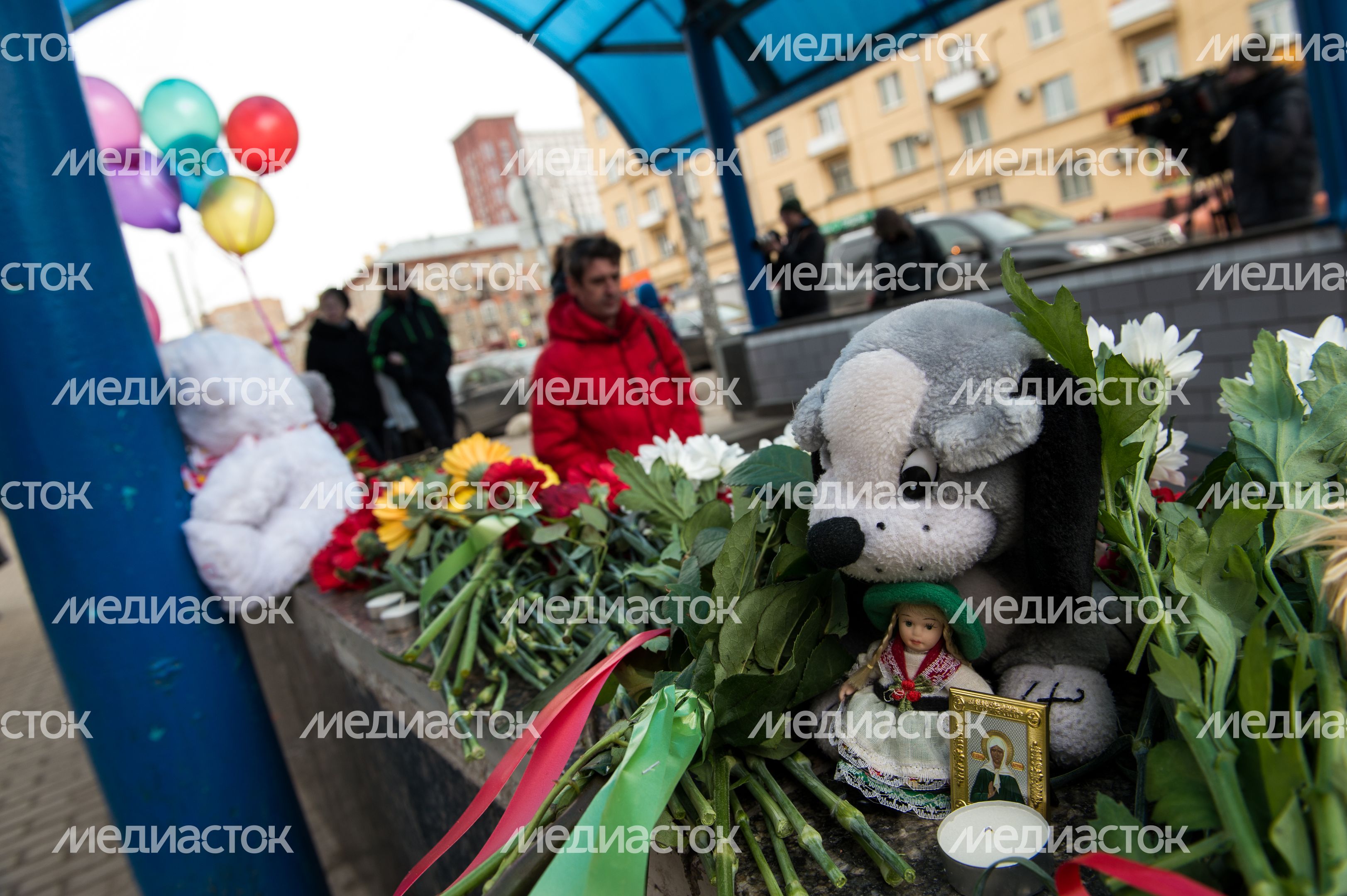 Мемориал из цветов и игрушек в честь погибшей девочки в Москве