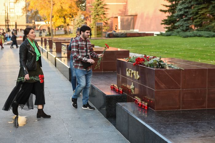 Возложение цветов к мемориалу города Керчь в Москве