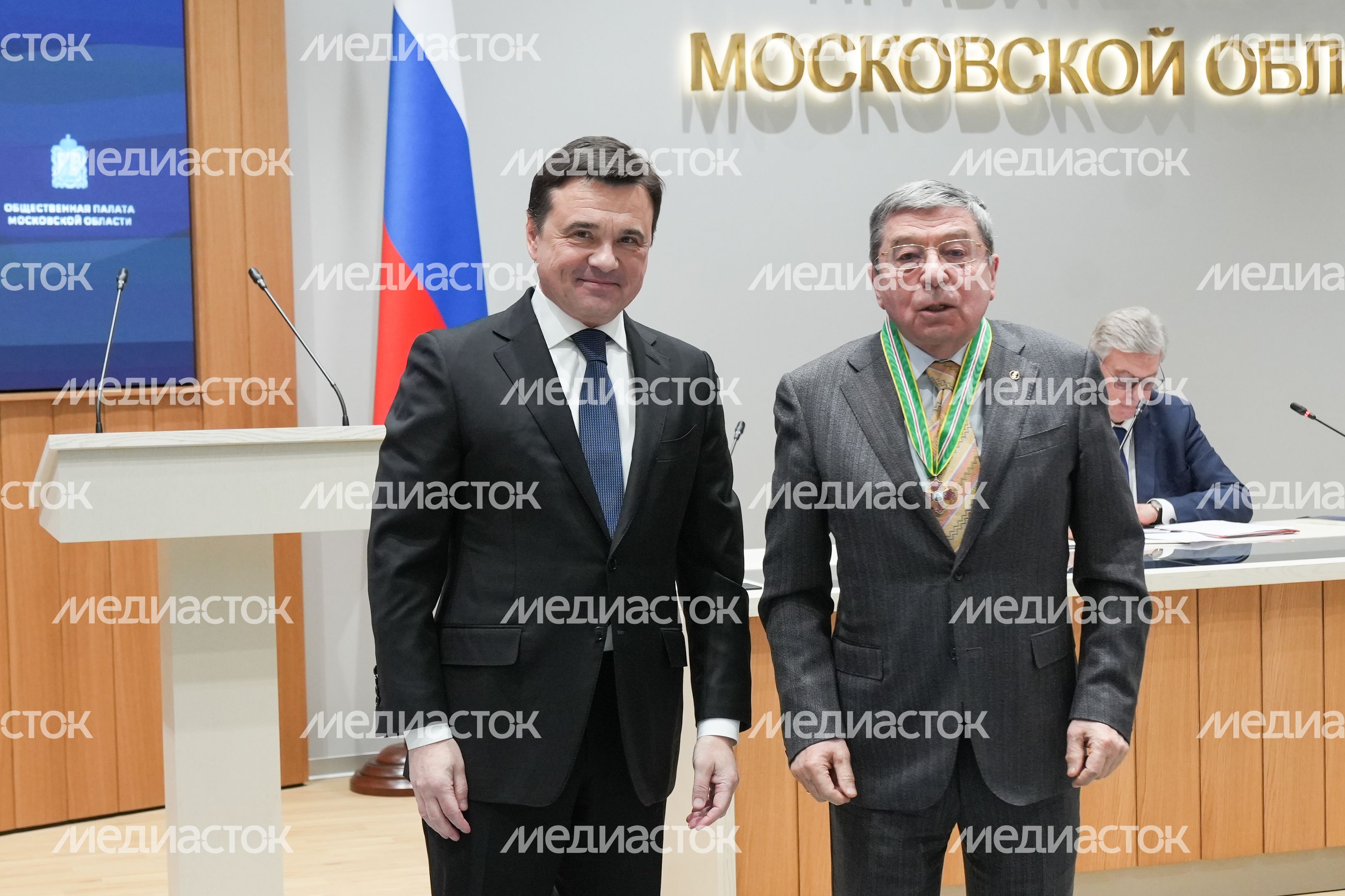 Андрей Воробьев поблагодарил общественников за работу и вручил им областные награды Андрей Воробьев поблагодарил общественников за работу и вручил им областные награды