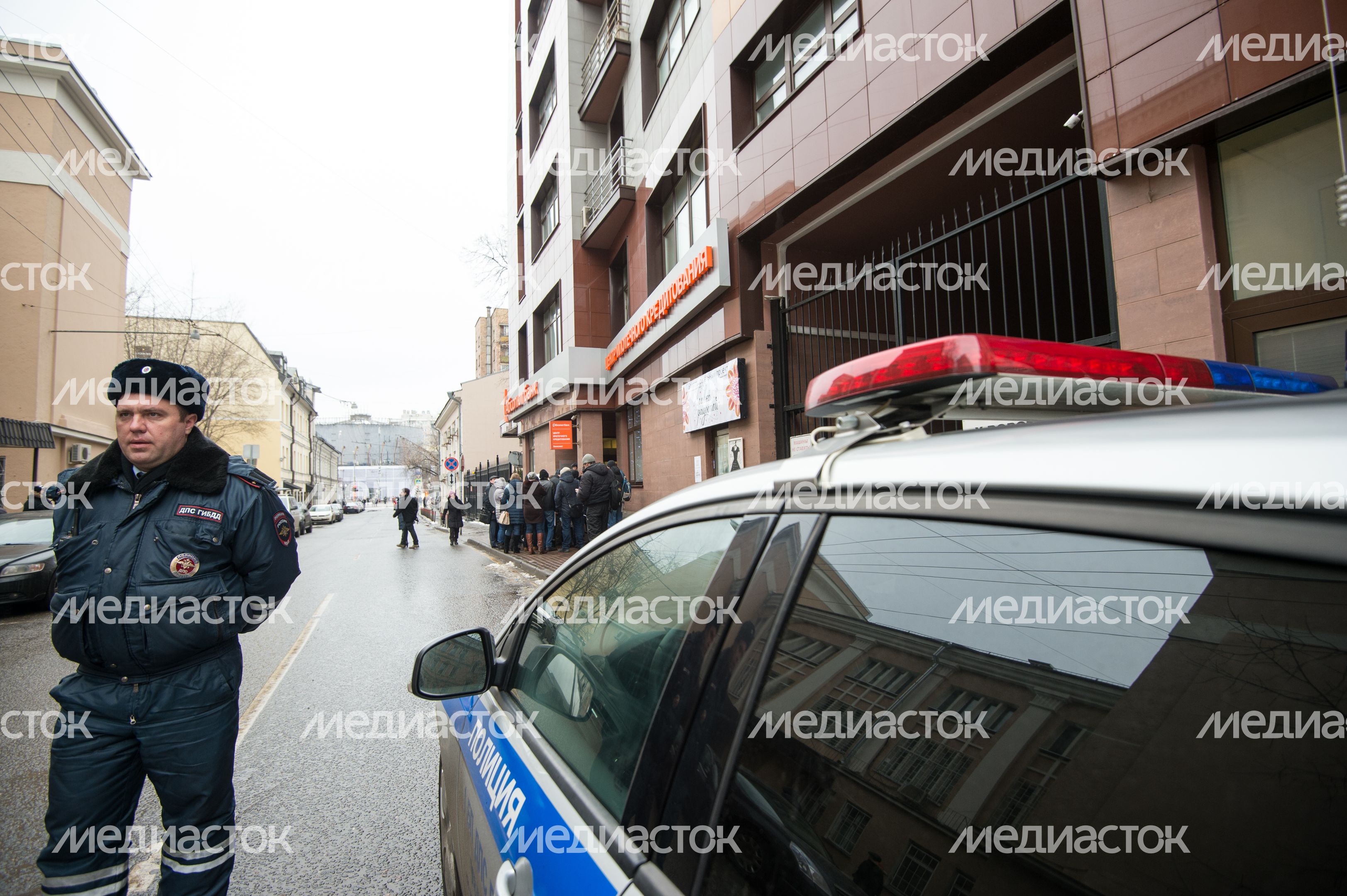 Валютные заемщики собрались у отделения Абсолют Банка в Москве