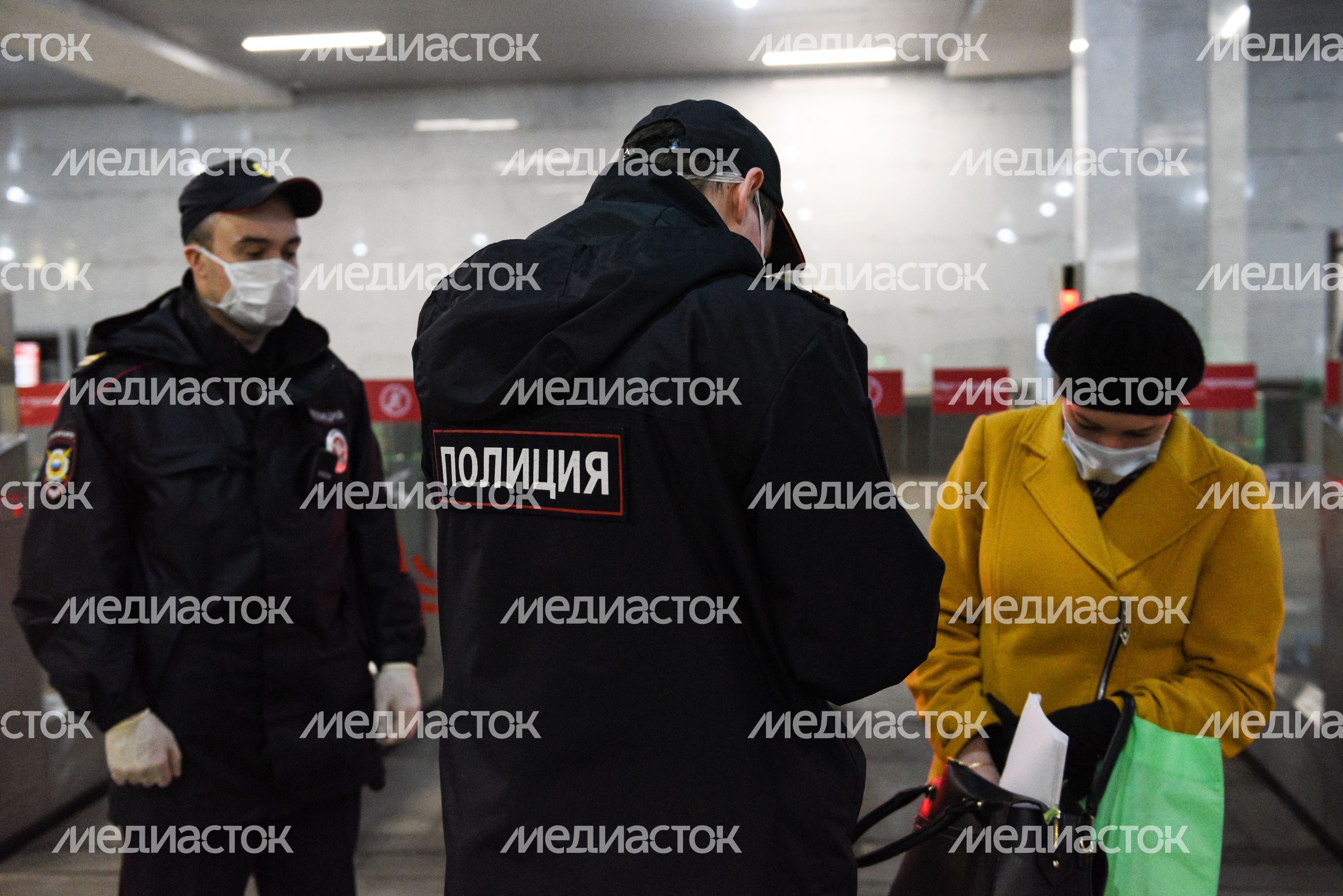 Проверка электронных пропусков в московском метро Проверка электронных пропусков в московском метро