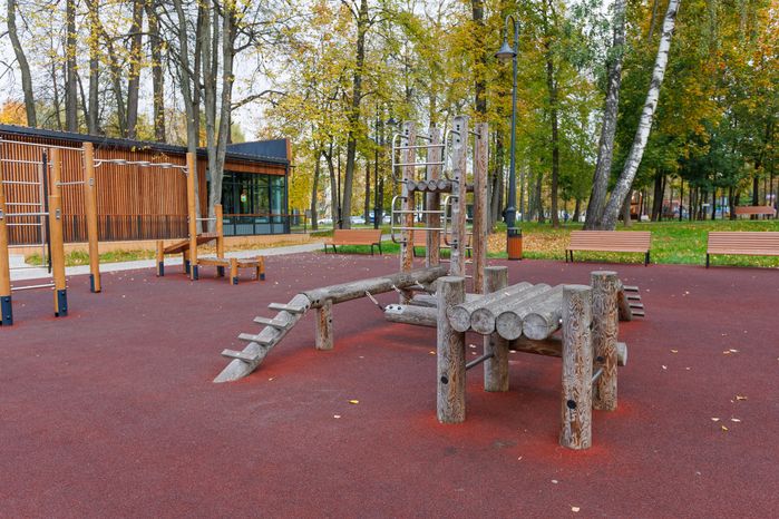 Спортивная площадка в парке «Киово» в Лобне осенью