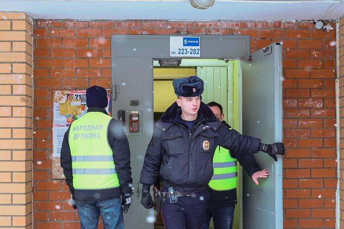 Народные дружинники и сотрудники полиции проводят обход территории